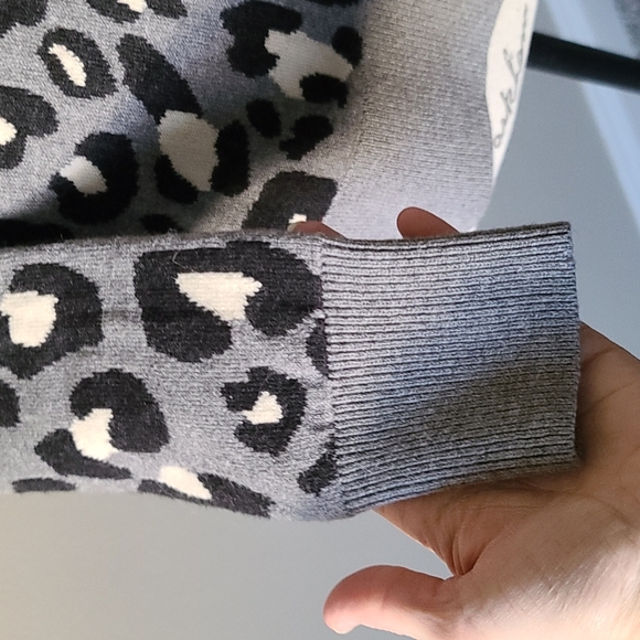 Stella & Dot Side Button Leopard Print Sweater Gray Small - Picture 5 of 11